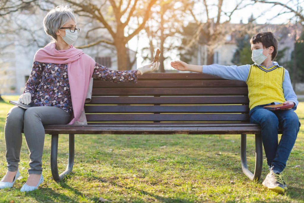 grands parents anxieux avec petits enfants